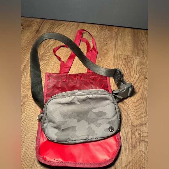 lululemon athletica Handbags - Lululemon Everywhere Belt Bag OG Strap Heritage Camo Max Rover White Opal